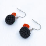 Серьги малинки чёрные с красными листочками (Бижутерия)