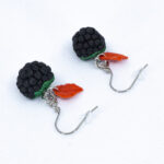 Серьги малинки чёрные с красными листочками (Бижутерия)