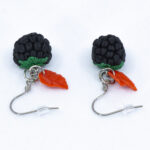 Серьги малинки чёрные с красными листочками (Бижутерия)