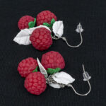 Серьги малинки красные 3 шт грозди с белыми листочками (Бижутерия)