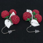 Серьги малинки красные 3 шт грозди с белыми листочками (Бижутерия)