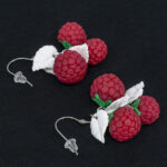 Серьги малинки красные 3 шт грозди с белыми листочками (Бижутерия)