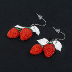 Серьги ягоды земляники 2 шт с белыми листочками (Бижутерия)