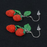 Серьги ягоды земляники 2 шт с зелёными листочками (Бижутерия)