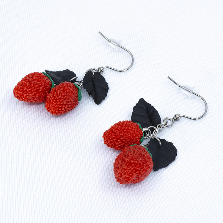Серьги ягоды земляники 2 шт с чёрными листочками (Бижутерия)