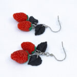 Серьги ягоды земляники 2 шт с чёрными листочками (Бижутерия)