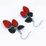 Серьги ягоды земляники 2 шт с чёрными листочками (Бижутерия)