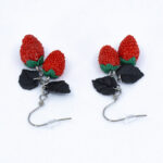 Серьги ягоды земляники 2 шт с чёрными листочками (Бижутерия)