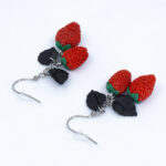 Серьги ягоды земляники 2 шт с чёрными листочками (Бижутерия)