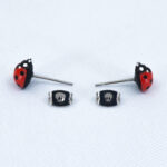 Серьги пусеты божьи коровки красно-золотые серебро (бижутерия из полимерной глины и медицинской стали) гипоаллергенные