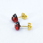 Серьги пусеты божьи коровки красные золото (бижутерия из полимерной глины и медицинской стали) гипоаллергенные