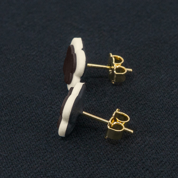 Серьги пусеты клевер Van Cleef темный шоколад, белый жасмин (золотые)