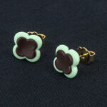 Серьги пусеты клевер Van Cleef темный шоколад, нефритовые (золотые)