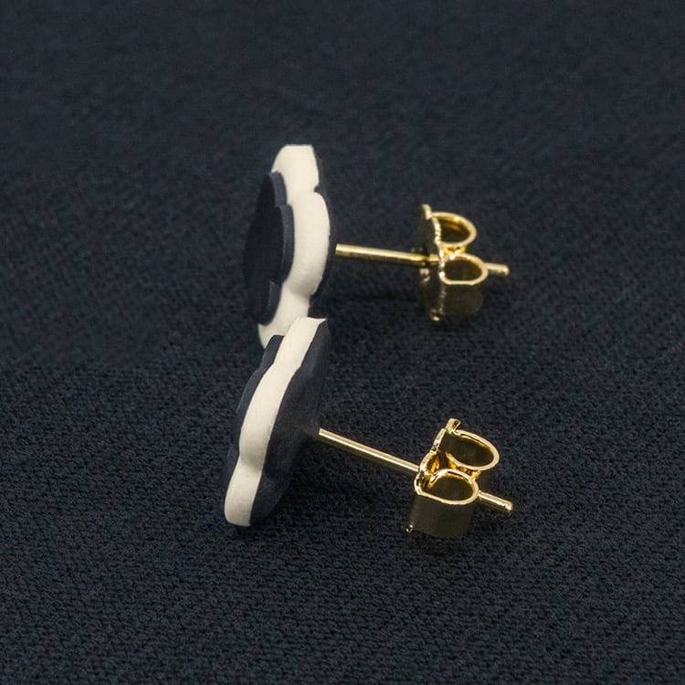 Серьги пусеты клевер Van Cleef стальные серые, белый жасмин (золотые)