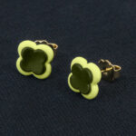 Серьги пусеты клевер Van Cleef болотные, светло-лаймовые (золотые)