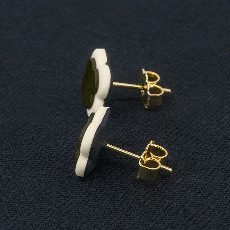 Серьги пусеты клевер Van Cleef серебристо-коричневые, белый жасмин (золотые)