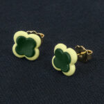 Серьги пусеты клевер Van Cleef бирюзово-зеленые, кремово-зеленые (золотые)