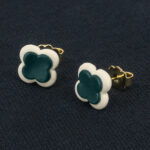 Серьги пусеты клевер Van Cleef морской волны, белый жасмин (золотые)