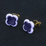 Серьги пусеты клевер Van Cleef черничные, бледно-лиловые (золотые)