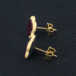 Серьги пусеты клевер Van Cleef брусничные, цветочная пыльца (золотые)