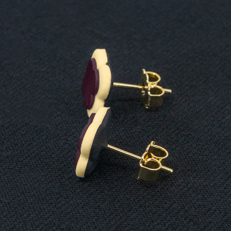 Серьги пусеты клевер Van Cleef брусничные, цветочная пыльца (золотые)