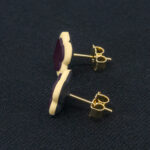 Серьги пусеты клевер Van Cleef сливовые, цветочная пыльца (золотые)