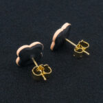 Серьги пусеты клевер Van Cleef крем-брюле (золотые)