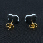 Серьги пусеты клевер Van Cleef маренговые (золотые)