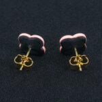 Серьги пусеты клевер Van Cleef пастельно-розовые (золотые)