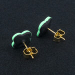 Серьги пусеты клевер Van Cleef изумрудные (золотые)